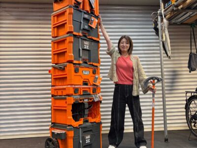 電気屋Youtuber優さんの事務所にて_クラインツールのツールボックスと撮影している谷