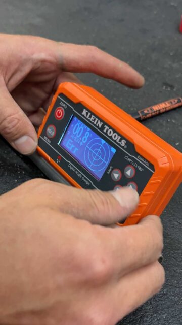 クラインツールのデジタルレベルをプログラムを設定している吉田社長