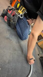 クラインツールの格納式マーカーホルダーを説明する吉田社長