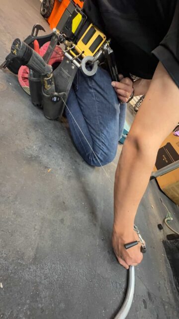 クラインツールの格納式マーカーホルダーを説明する吉田社長