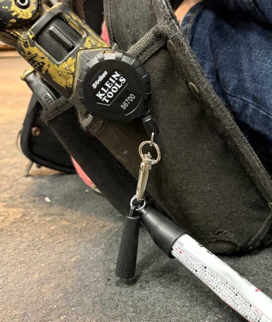 クラインツールの格納式マーカーホルダーのアップ画像