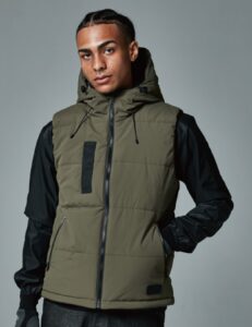 TSデザイン_2024AW_1928ダウンベスト_モデル着用