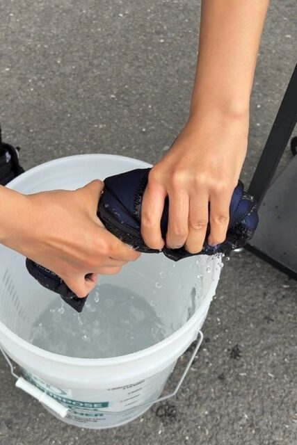 三愛_アクアブロウ_気化熱冷却ベスト_JA703Wを水に浸して絞っている