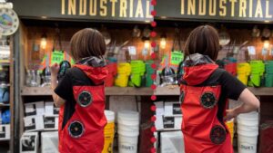 バートルエアークラフトファン4つ穴仕様を着用している谷（右側・左側）