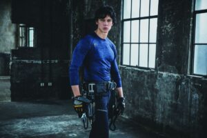 バートル2025SS_4070エアーフィット着用しポーズを決めるモデル