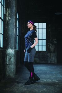 バートル2025SS_4081ヘッドキャップと4073エアーフィットパンツを着用しポーズを決めるモデル