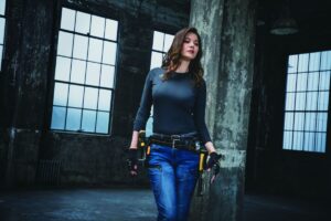 バートル2025SS_4097アイスフィッテッドを着用しポーズを決めるモデル