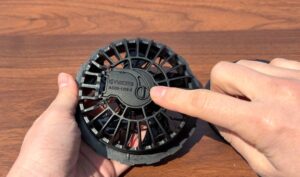 バートルエアークラフトファンの防水キャップを指さす