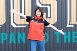ダイマツ店舗でバートルエアークラフトを着用し両手を広げてポーズをとる谷