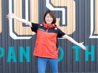 ダイマツ店舗でバートルエアークラフトを着用し両手を広げてポーズをとる谷