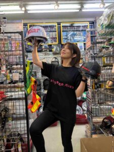 凄技UV印刷転写加工を施したヘルメットを2つもって踊るMC