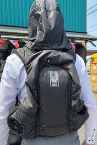 山真 アイスマンHYBRID-PROを着用するスタッフ