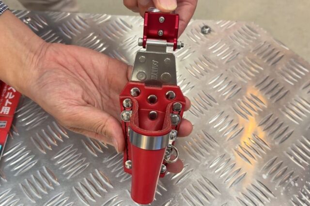 マルチアジャスターを取り付けたMIKI赤革工具差し