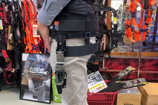 タジマの工具差しをセフでタジマの腰ベルトに設置されたセフにマルチアジャスターで取り付けている