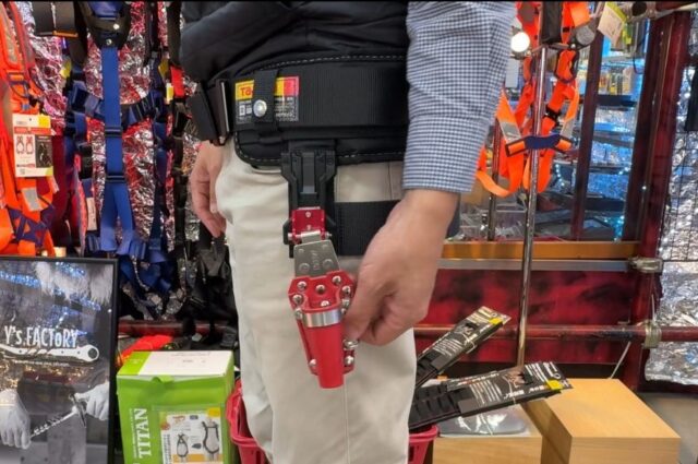 タジマの工具差しをセフでタジマの腰ベルトに設置されたセフにマルチアジャスターで取り付けている