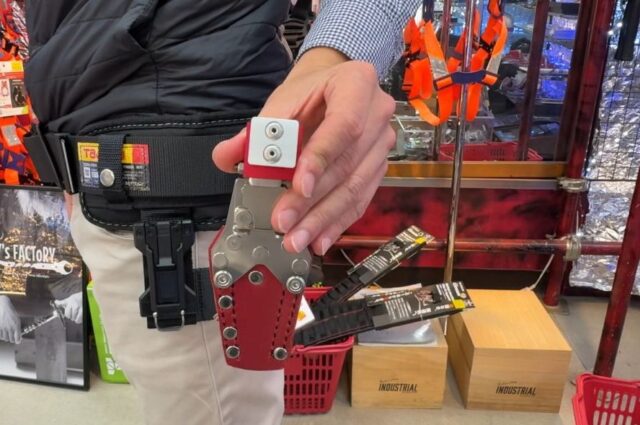 マルチアジャスター（固定式）を取り付けたMIKI工具差し