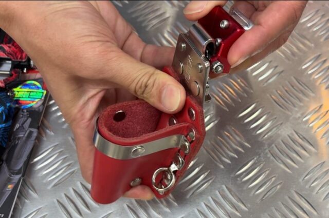 マルチアジャスターをワンタッチで工具差しに着脱している