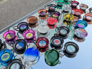 新潟精機のマグ皿にダイマツ凄技UV印刷を加工したものを敷き詰める