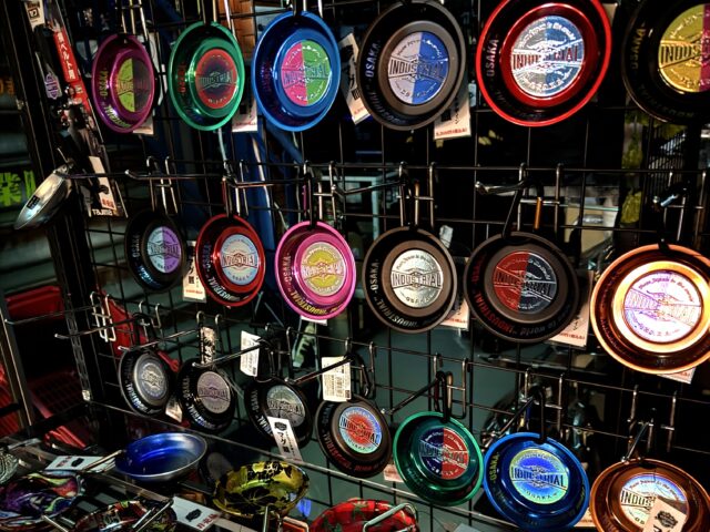 新潟精機のマグ皿にダイマツ凄技UV印刷を加工したものをディスプレイ