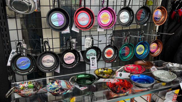 新潟精機のマグ皿にダイマツ凄技UV印刷を加工したものが売り場にズラリと配置されている