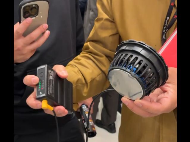 バートル最新ペルチェ素子とファンの一体型モデルを説明しているシーン