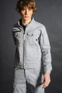 iz7280gray_モデル着用