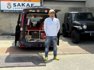 アイズフロンティアの作業服を着こなす職人さん