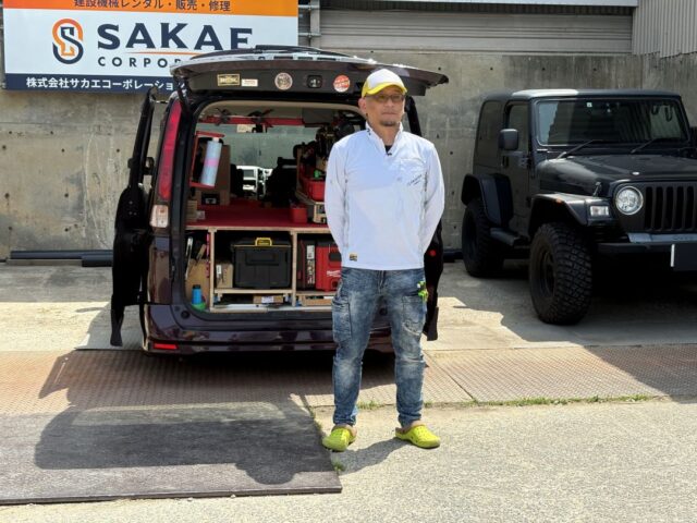アイズフロンティアの作業服を着こなす職人さん