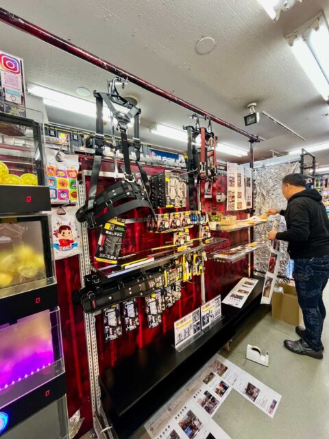 だいまつ店舗_オススメ工具紹介_2025年1月_メインディスプレイを変更中のだいまつ店長_タジマコーナー
