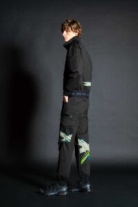 アイズフロンティア2024AW_5119ヘビージャージーストレッチジョガーパンツ_モデル着用_屋内