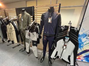 アイズフロンティア2025SS_3280（手前）と3418（奥）ディスプレイ