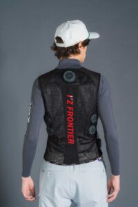 アイズフロンティア2025SS_ペルチェベスト_5個タイプをモデルが着用