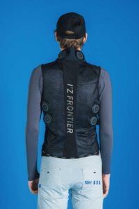 アイズフロンティア2025SS_ペルチェベスト_6個タイプをモデルが着用（まっすぐ立っている）