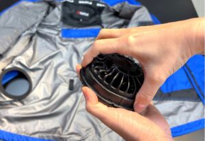 バートルエアークラフトのファンを手に持ちリングを回す