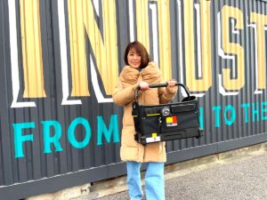 タジマツールボックスを持っている谷
