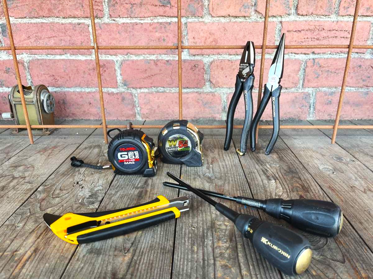 ダイマツ店_工具を並べている_スケールカッターニッパーペンチドライバー