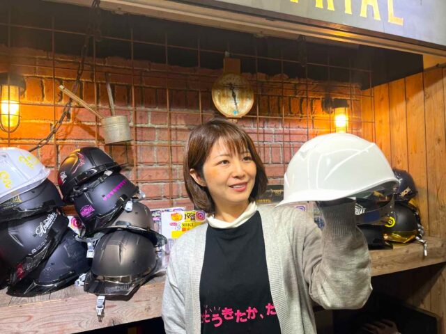 ダイマツ店舗_ヘルメット_タニザワをもち点検している谷