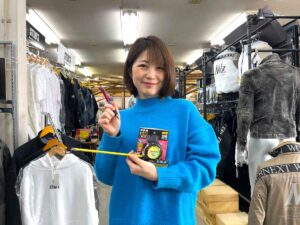 ダイマツ店舗_左手用スケールとペンを持っている谷