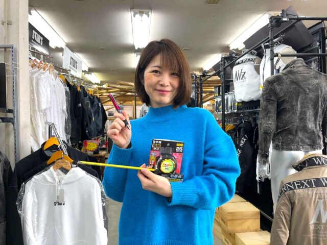 ダイマツ店舗_左手用スケールとペンを持っている谷