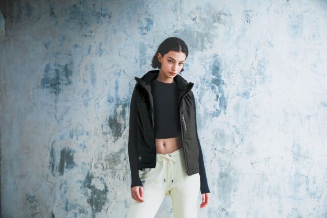 バートル2024AW_3260_防寒ベスト_モデル着用（女性）