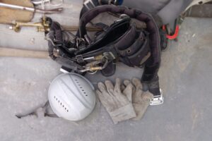 ヘルメットや工具が並んでいる