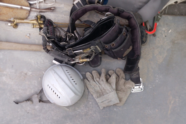 ヘルメットや工具が並んでいる