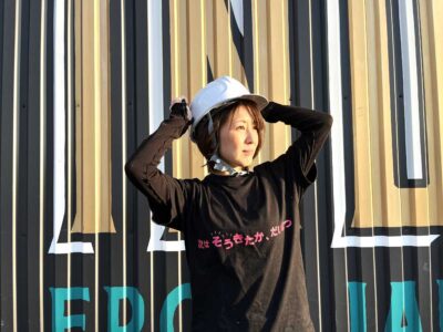 ヘルメットをかぶって太陽を仰ぐ谷