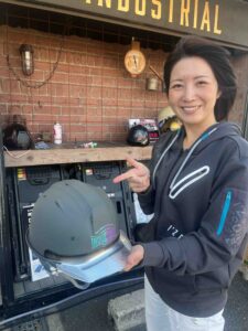 ヘルメットを指さしてチェック完了のサイン