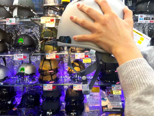 進和化学工業（Shinwa）ヘルメットあご紐と耳紐のアップ