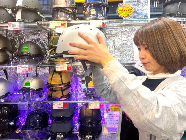 進和化学工業（Shinwa）ヘルメットを持ってあご紐をチェックしている谷